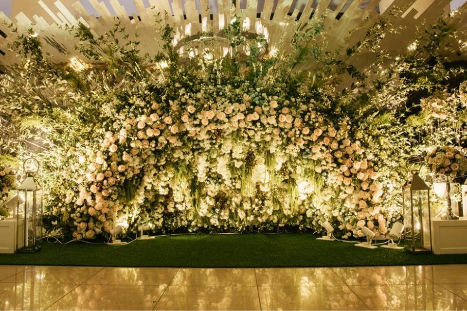 Mẫu Backdrop lễ cưới hợp xu hướng bằng hoa giấy